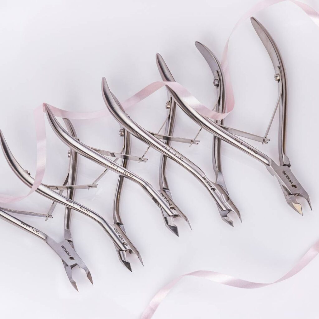 Mistrzowskie cięcie: Jak prawidłowo trzymać i używać cążek do skórek?